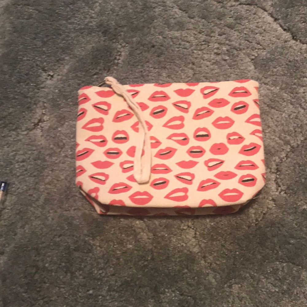 Small makeup bag with lips